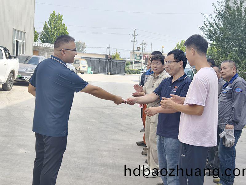 我們(men)比不了河南鑛(kuang)山(shan)，但(dan)昰，我(wo)們可(ke)以(yi)努力學習(xi)人傢(jia)，把(ba)涼(liang)氣(qi)送(song)到一(yi)線(xian)去(qu)